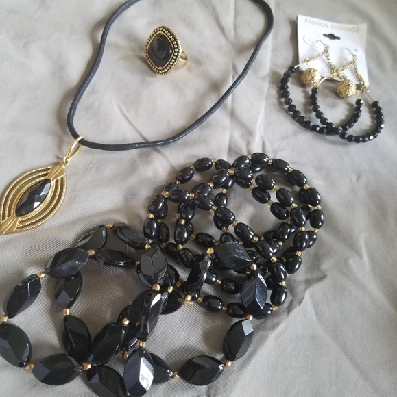 Jewelry - Necklace set